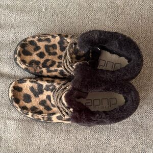Hey Dude Leopard Print Fur-Lined Slippers - Tan/Black